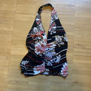 Halterneck topp - Skitfin halterneck topp! Passar s/ liten m, kan ta fler bilder snart💕