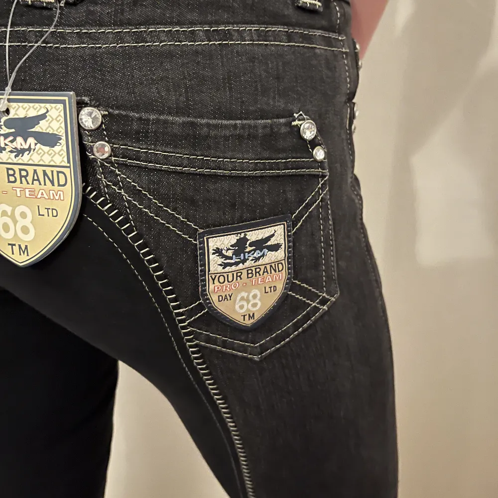 Super fina ridbyxor i nyskick!🫶🏻 Säljs då de är för små💗. Jeans & Byxor.