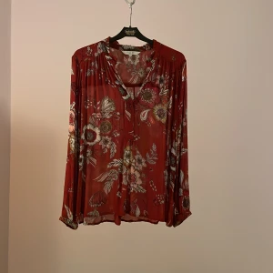 Fin blus i höst/vinterfärger - Sparsamt använd, mycket fint skick!  Se mina andra annonser och hör av dig om du är intresserad - det går att få fina paketpriser vid köp av flera plagg! 😄