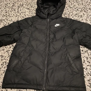 Nike sportswear jacka - Denna jackan har bara varit i garderoben har bara används i 3 månader förra året Storlek 158-170 junior Ganska bra skick Träffas helst i Göteborg  Köpt för 999kr