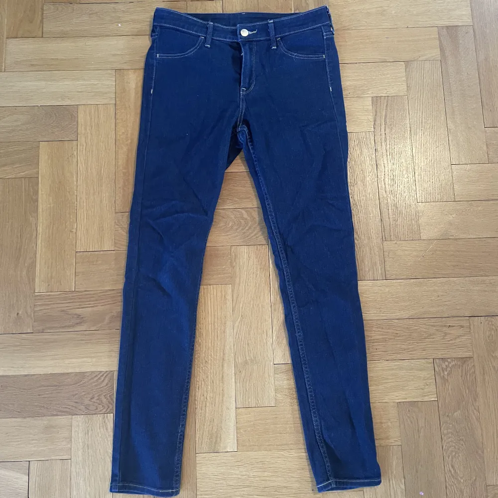 Regular waist smala jeans. Användt ett fåtal gånger. Köparen står för frakten ☺️. Jeans & Byxor.