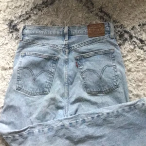 Levi’s jeans - Ett par snygga levi’s jeans i modellen ribcage straight. Dock lite slitet på insida lår men inget som syns.   