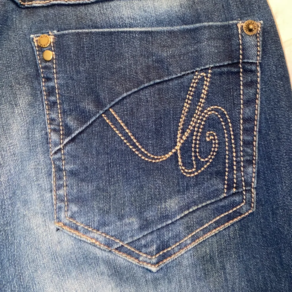 JÄTTE fina jeans med coola bakfickor aldrig använt då de är förstora❤️🥰 kontakta mig för midjemåttet ❤️. Jeans & Byxor.