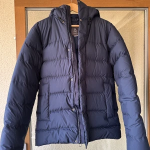 Haglöfs Näs down jacket - Haglöfs Näs down jacket  Blå.  Stl. S Använd en vinter. Är i bra skick