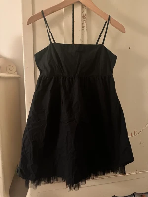 Gina klänning!! - Snygg klänning från Gina tricot. Okej skick, skaftet på dragkedjan är borta och haken (se bild). Storlek 34!