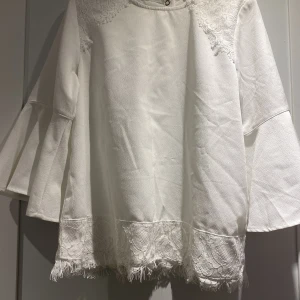 Vit barnblus - Världens sötaste blus som är perfekt för olika kalas💗💗