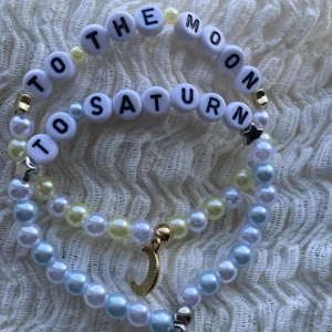 2 Taylor Swift friendship bracelets - Taylor swift frienship bracelet att behålla för dig själv eller ge bort till andra swifties under the Eras tour. Dessa armband är hemgjorda, elastiska och gjorda för att passa en genomsnittlig handled. För att bevara dem, undvik all kontakt med vatten.