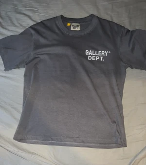 GALLERY DEPT T-SHIRT  - Jag säljer min t-shirt eftersom jag inte använder den längre. För den som är intresserad skriv till mig. Priset kan diskuteras.
