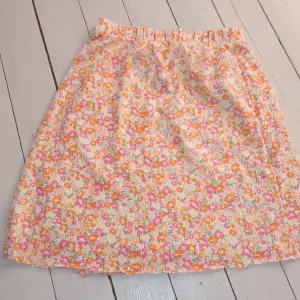 Kjol från only  Köpte på Plick När jag köpte den hade hon klippt den i gentligen är det en lång kjol  Original pris 300 