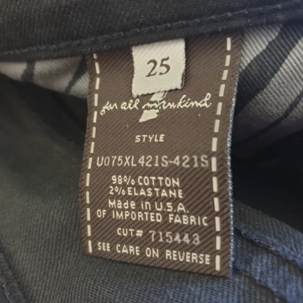 Säljer vidare dessa 7 for all mankind jeans i storlek 25. Känns som helt nya :) . Jeans & Byxor.