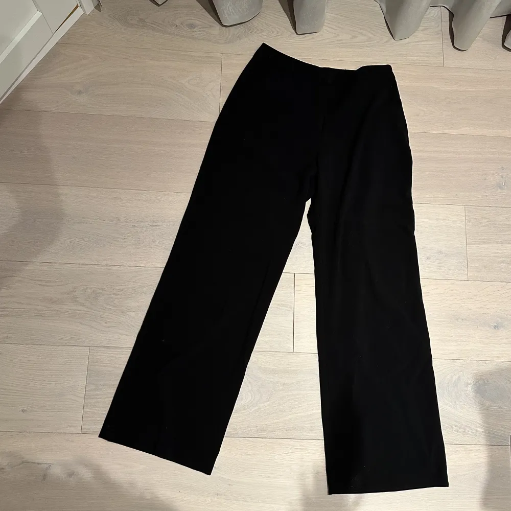 Svarta kostymbyxor i mjukt material  storlek 36 . Jeans & Byxor.