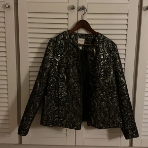 Jacka - Superfin jacka från cellbes i storlek 50/52. Säljer på grund av att den inte kommer till användning. Bra skick, knappt använd. Står inte för frakt.  