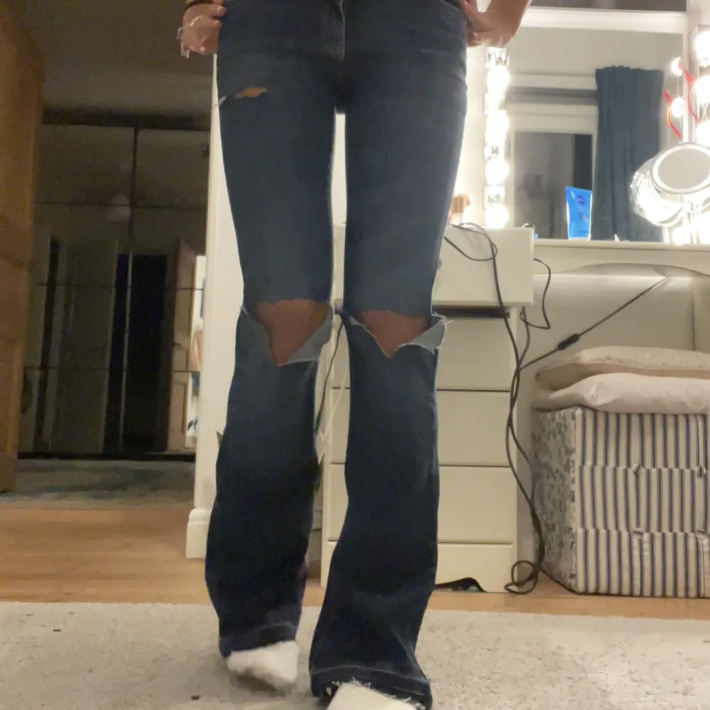 Lågmidjade jeans med hål i! Jättesnygga! Aldrig använda helt i nyskick💙. Jeans & Byxor.