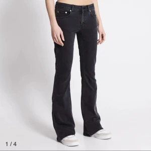 Lågmidjade Bootcut Jeans - Säljer mina lågmidjade jeans från lager. Använt   ett par gånger men fortfarande i jätte bra skick. Storlek M-SHORT som passar mig som är 163. 💗