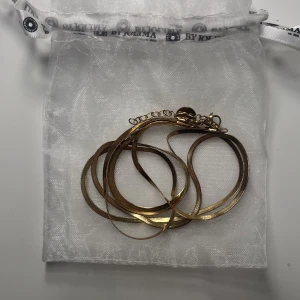 by Jolima halsband  - Säljer nu en favorit från by Jolima. Superfint, dubbelt halsband, två i ett (se på bild 3). Nypris: 699:-