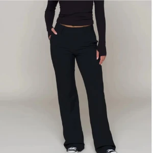 Kostymbyxor från LXATHELABLE  - Kostymbyxor från Linn Ahlborg märke LXAthelable i modellen fave suit pants. Använda sparsamt så inga defekter eller liknande! Köpa för 890kr och är i Storlek 40 😇🫶🏼