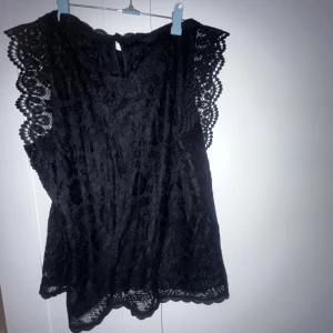 Pieces svart blus stl XL - XL motsvarar 44 och snäpp till 46. knappt använd då jag inte kan hantera den lilla knäppningen i nacken 😅 Svart spets över hela och det är en svart insida-undertröja som gör att den inte blir genomskinlig. hårdar spets i kanterna. 