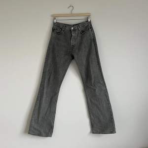 Säljer den eftertraktade Rush Jeans-modellen i grått. Använda men i gott skick. Lite slitna vid fötterna. För referens är jag 170⭐️