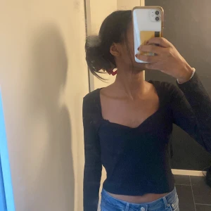 Svart topp - Säljer denna fina basic toppen från monki! Har ej kommit till användning då den är för stor, bra skick!🙌❤️