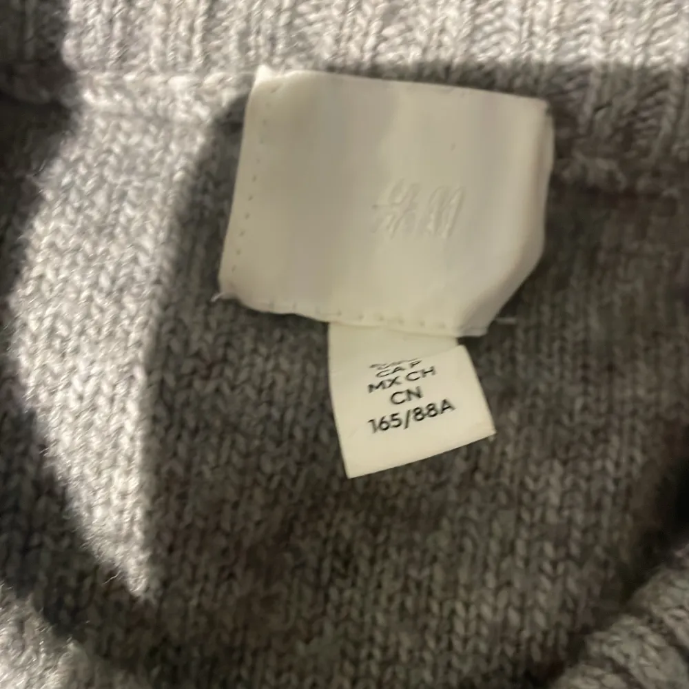 Skön grå stickad tröja från H&M som är kroppad. Bra skick  . Tröjor & Koftor.