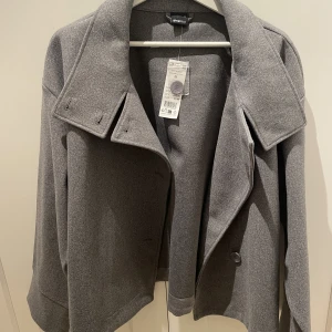Short felt jacket grå Gina Tricot - Helt oanvänd och med lappar kvar. 
