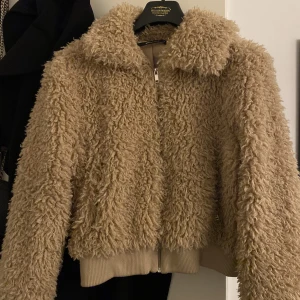 Fluffig croppad jacka  - Säljer min Fluffiga croppade jacka i storlek 42 skulle säga att den sitter som en M. Skriv privat för bilder hur den sitter på. 