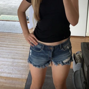 Jeans shorts - säljer mina low waist jeans shorts då de inte kommer till användning längre