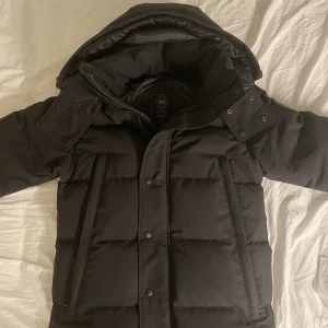 Canada goose wyndham parka black label - priset kan diskuteras vid snabb affär. Kvitto finns såklart!
