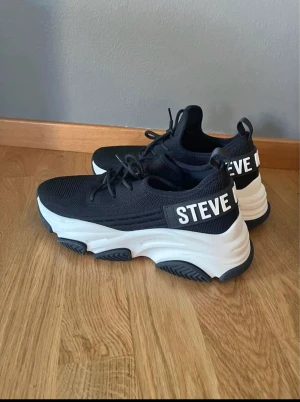 Steve Madden skor - Ett par Steve Madden skor, använda typ 3 gånger, storkek 39. Gott som nya. Pris kan diskuteras!