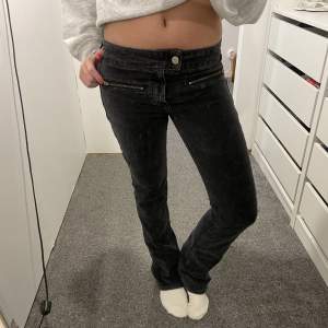 Säljer dessa super snygga lågmidjade jeans med coola fickor och gylf! Midjemåttet är 37 tvärs över och innerbenslängden är 80. Lite långa på mig som är 168. Finns bättre bilder på färgen💗💗