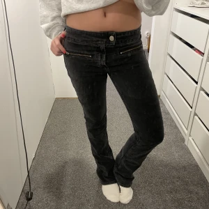 Coola lågmidjade jeans  - Säljer dessa super snygga lågmidjade jeans med coola fickor och gylf! Midjemåttet är 37 tvärs över och innerbenslängden är 80. Lite långa på mig som är 168. Finns bättre bilder på färgen💗💗