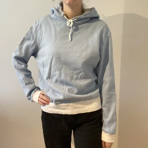 Hoodie som jag har sytt själv - Superfin blå och vit hoodie som jag har sytt själv. Absolut inget fel på den, den ser ut och känns som en vanlig köpt hoodie. Skulle säga att den är i storlek M. Säljer pga att den inte kommer till användning. Använd fåtal gånger