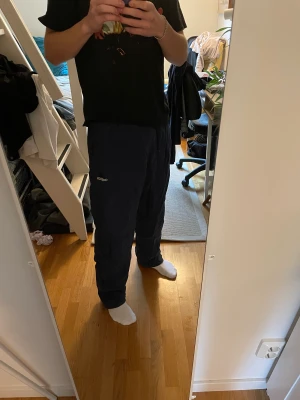 Vibtage adidas byxor fodrade - Bästa byxorna inför vintern. På utsidan är det regnskyddmaterial men på insidan är det som mjukisbyxor. Aldrig använda, därför dem är lite skrynkliga