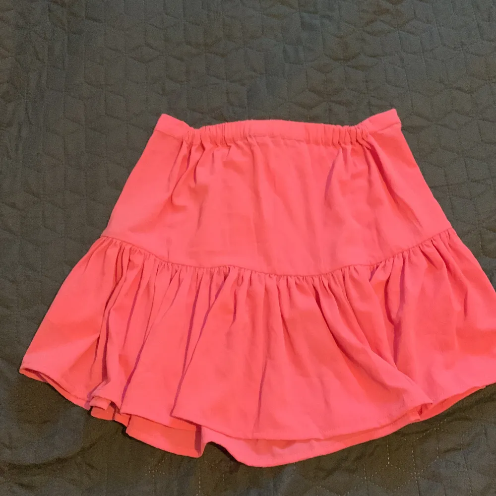 Säljer denna helt oanvända kjolen då den inte används, köpte för 300 ungefär o säljer nu för 60🤍 skriv för mer info🫶🏻. Kjolar.