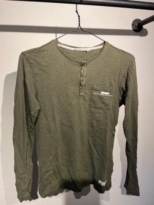 Grön tröja  - En olivgrönt långarmad tröja. Jag har köpt den second hand men den är från Kappahl. Färgen är jätte snygg, och den sitter jätte bra på. 