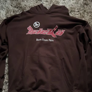 Sicko hoodie  - Helt ny Sicko ”Born from Pain” hoodie i perfekt skick. Använd två gånger. Storlek L, funkar för M också!  Nypris: 2400 kr