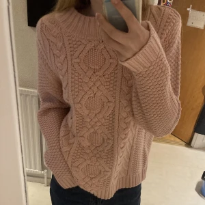 Stickad rosa tröja - Stickad varm rosa tröja från lager 157 i storlek s, men passar även m då den är ganska stor. 💗💕Perfekt nu till hösten och vintern! Jättemjuk och sticks inte alls! 90+frakt! 