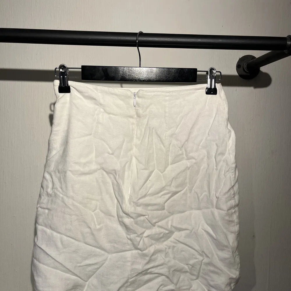 En super snygg vit kort kjol från bikbok. 🤩 Den har nästan aldrig använts. Dock är den lite skrynklig men det kan ett strykjärn enkelt fixa! . Kjolar.