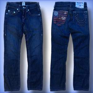 Ett par unika True Religion Jeans med en speciellt bakficka (kolla bild 2 för närmre titt) i en straight pass form! Hör av dig om du har frågor☺️