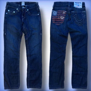 True Religion Jeans  - Ett par unika True Religion Jeans med en speciellt bakficka (kolla bild 2 för närmre titt) i en straight pass form! Hör av dig om du har frågor☺️