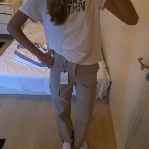 Rosa cargo pants💗💗 - Sååå snygga rosa cargo pants från Zara. Aldrig använda då de tyvärr är lite för små för mig. Tror inte denna färgen finns kvar, så passa på! Skriv om ni vill ha fler bilder💗💗