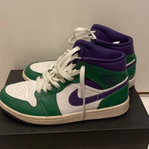Jordan 1 Mids - Jordan 1 mids i otroligt bra skick, använda fåtal gånger! Köpt för ca 3100 säljer nu för 1000! Vid frågor är det bara att skriva!😃
