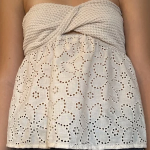 Tube top - Tröja utan armar, väldigt fin på sommaren. Aldrig använd, inga fläckar eller hål. Säljer eftersom att den inte kommer till användning.