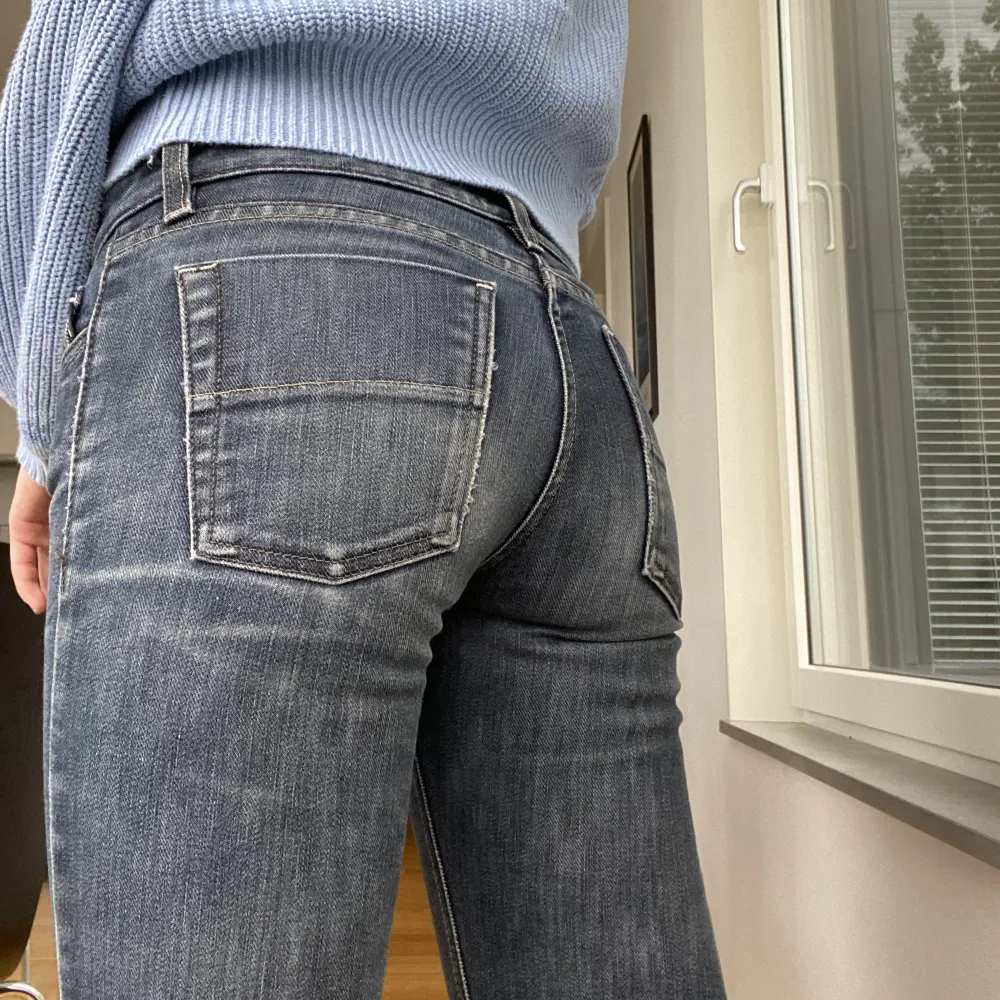 !NY ANNONS PGA OSERIÖSA KÖPARE! Ett par sjukt snygga lågmidjade jeans i en jättefin färg från Filippa K! Sparsamt använd och i storleken W26 men passar Xs/34.  Midjemått: 68cm Innerbenslängd: 73 cm. Jeans & Byxor.