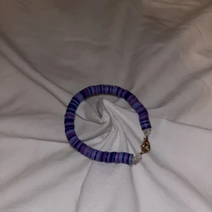 Armband - Säljer detta armband jag gjort själv. Inget fel med det. Skriv för fler bilder 💗