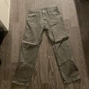 Söljer ett par gråa jeans från weekday model space. Storlek 33/34. Lite minde skador på benen men inget märkvärdigt.