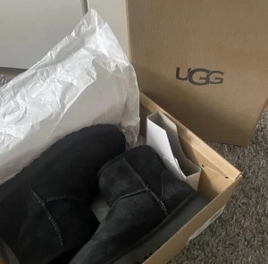 Svarta Uggs  - Säljer mina svarta Uggs, använd en vinter 