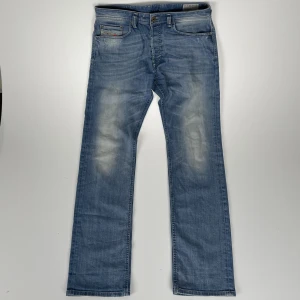 Diesel LARKEE Straight Leg Jeans! W30 L32 - Dessa jeans är inte bara en stilfull fashion statement, de har också en tidlös charm och är i utmärkt skick trots att de är använda. Med sin unika design ger de dig en sofistikerad look samtidigt som de är sköna att bära.