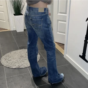 Jeans - Hej! Säljer dessa super fina lågmidjade jeans som är för stora för mig!💕har ett hål längst ner (se bild 3) pris kan diskuteras!