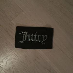 Juicy couture  - Jag säljer min svarta juicy couture topp,för den inte kommer till användning den är i bra skick inte använt många gånger.